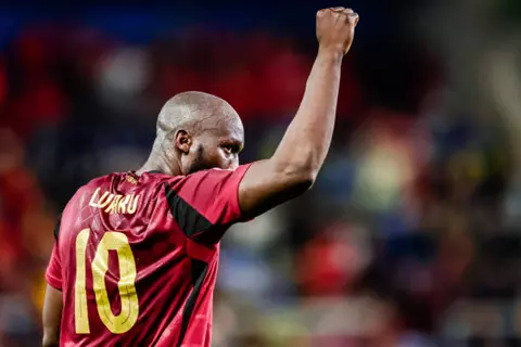 ثلاثة لواحد.. لوكاكو يحسم صراعه مع ليفاندوفسكي في أسبوع فيفا